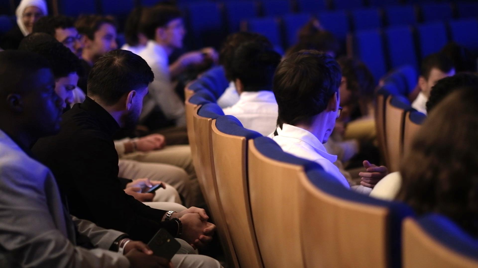 Étudiants installés dans l'amphithéâtre