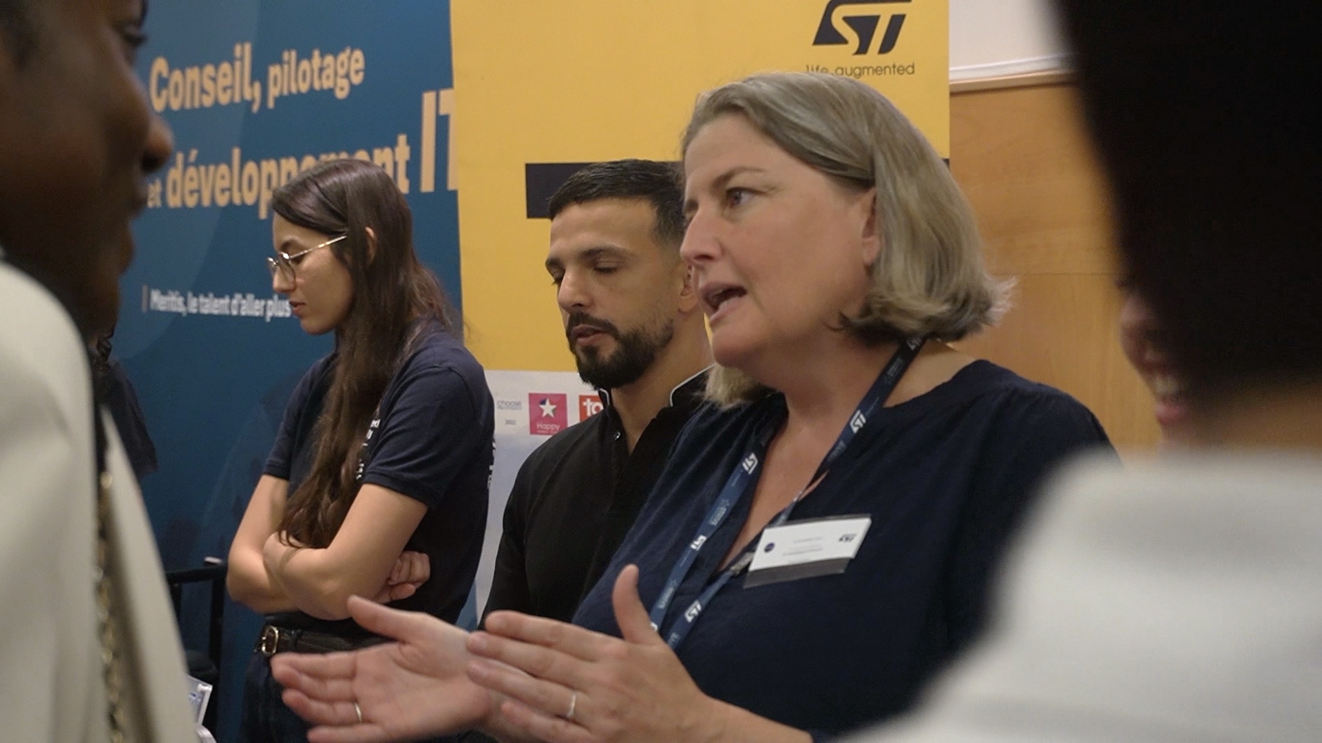 Discussions sur les stands entreprises