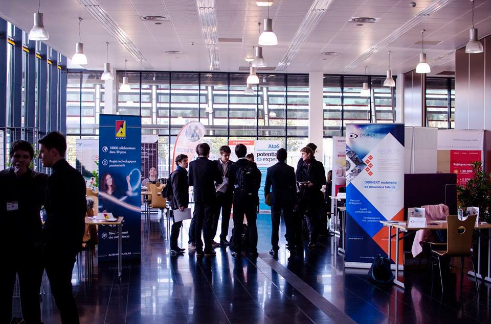 Vue intérieure du Forum Entreprises Ingénieur avec étudiants et professionnels